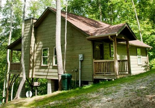 Topton House | Family-Friendly Cabin Rental for Six on Nantahala Mountain with White Water Rafting in North Carolina