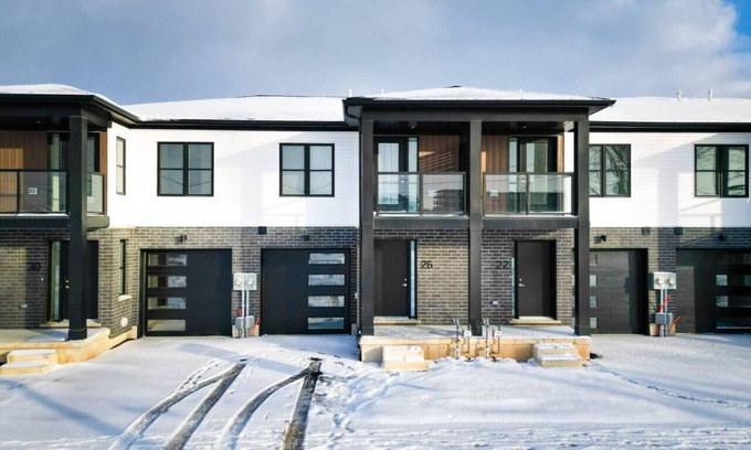 Welland House | Family Friendly Canal Front 3BR with BBQ and Sleeps 8 guests