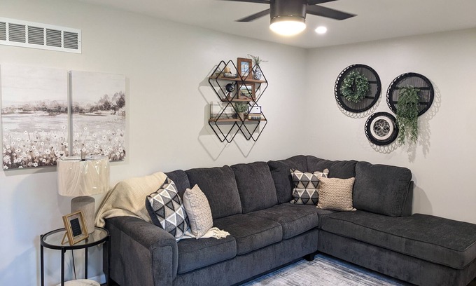 Manhattan House | Family Friendly & Cheerful Blue Jay Ranch House close to KSU stadium