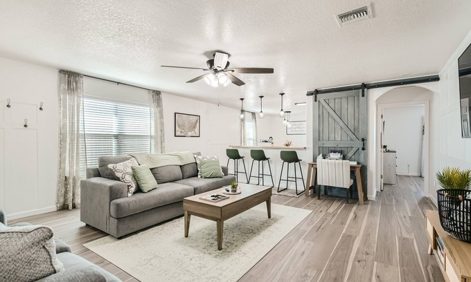 San Antonio House | Family friendly & clean near Downtown, Lackland BMT, Sea World, and Six Flags