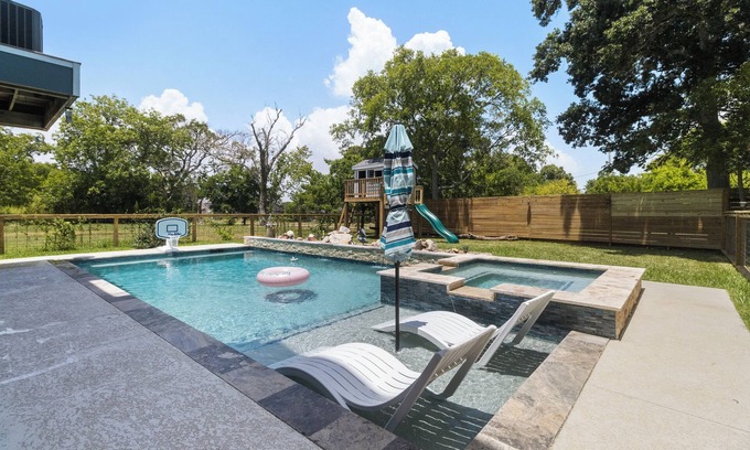 El Lago House | Family friendly Coastal Getaway w/pool. 5 Minutes to Kemah Boardwalk!
