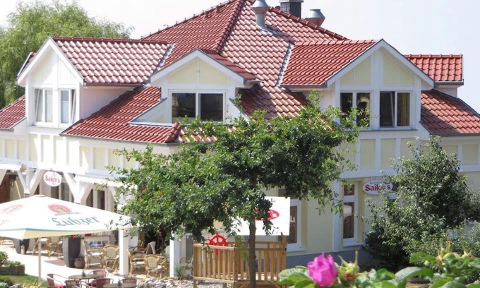 Alt Gaarz Villa | Family-friendly comfort apartment, 100m to the Baltic Sea beach, beautiful lagoon view