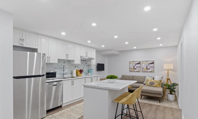 Durham Region Apartment | Family Friendly - Cozy - HOT TUB - Near UOIT
