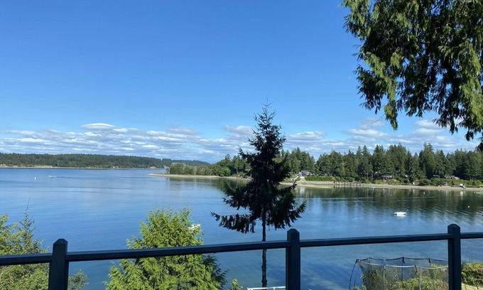 Longbranch House | Family friendly, dog friendly, waterfront beach house