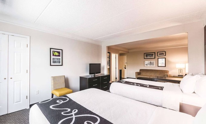 Arsenal Hotel | Family Friendly Double Bed Studio, La Quinta Inn, Steps from Milam Square