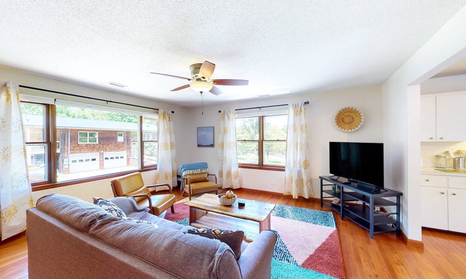 Leicester Hotel | Family-friendly farm retreat on 18 acres with mountain views - board games & AC