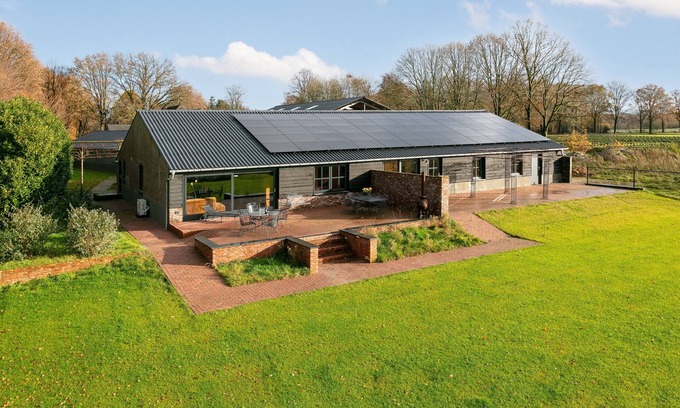 Hulsel House | Family-friendly farmhouse with stables