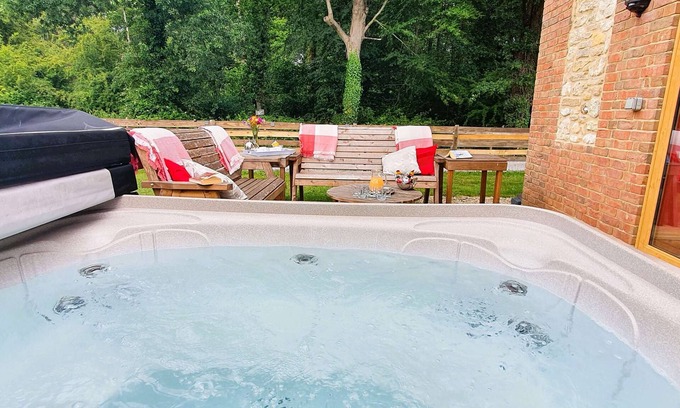 Woolland Cottage | Family Friendly, Hot Tub, Cottage Stay – Plumtree at The Victorian Barn Dorset