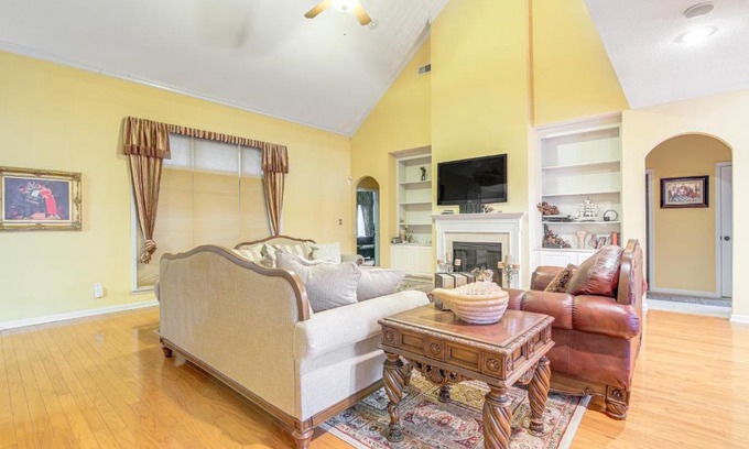 Lakes of Forest Hill House | Family-Friendly Gem with Home Office in Memphis