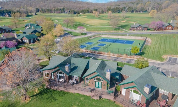 Camdenton House | Family-Friendly Golf Course Cottages with Ample Outdoor Fun