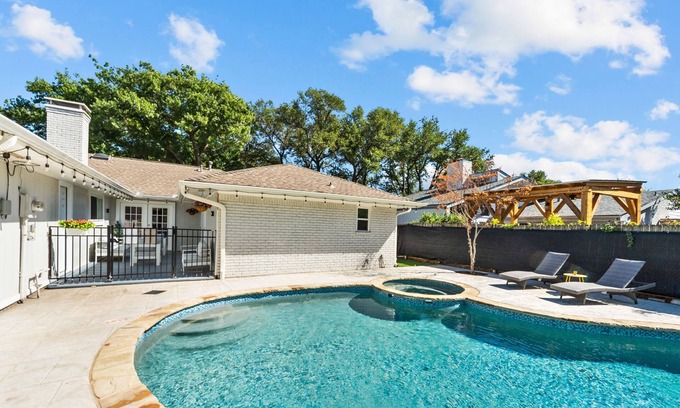 Richardson House | Family Friendly, Heated Pool Spa, 2 King Beds, Cornhole, Foosball, Games, Grill