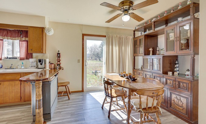 New Franklin House | Family-Friendly Home w/Fire Pit ~ 10 Mi to Akron!