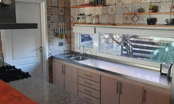 Macrozona Meseta Cerro Calafate House | Family-Friendly Home with Lake Views, Playroom & Garden, Near Glaciers