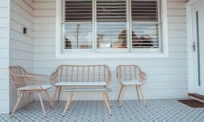 Booragul House | Family Friendly home by the lake 4-bedroom