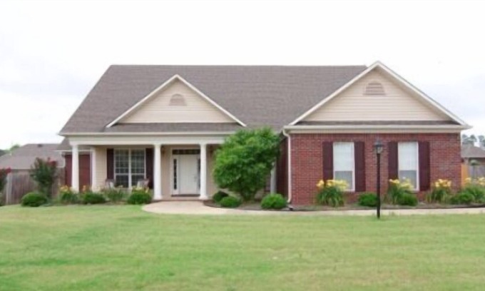 Twelve Oaks House | Family-friendly home, GREAT price, 5 min. from campus