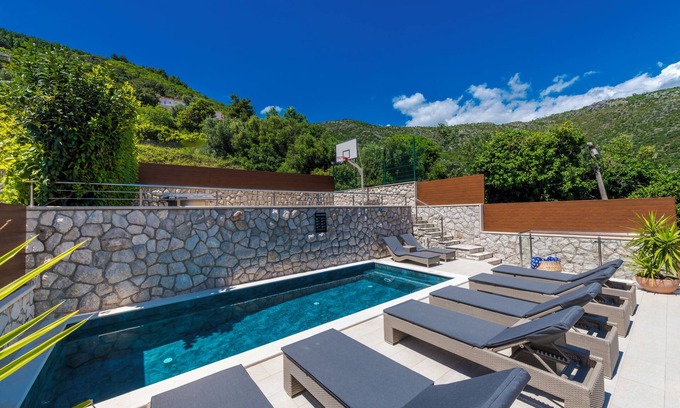 Zaton House | Family Friendly Home with Private Heated Pool & Basketball Court
