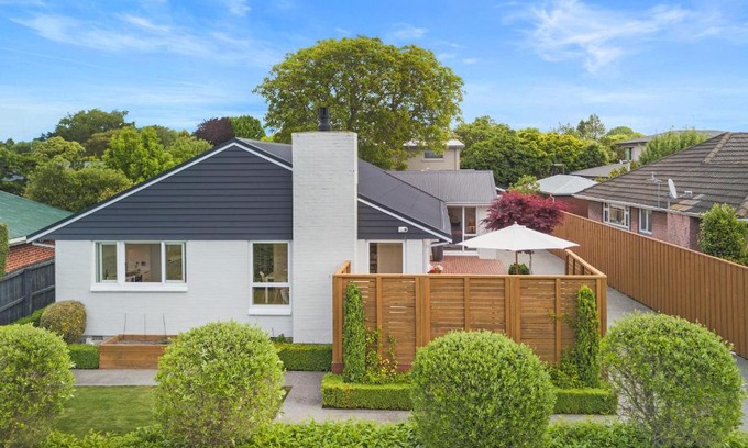 Christchurch House | Family-Friendly, Home & Garden, 4BR, by Airport, Free Parking