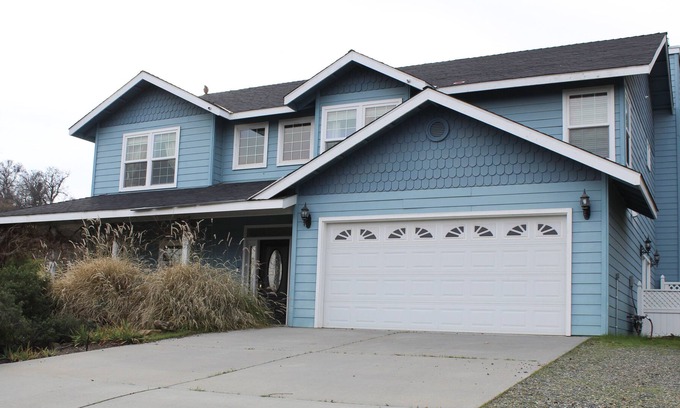 Yosemite Lakes House | Family friendly home with lots of outdoor space, jacuzzi, bbq grill.
