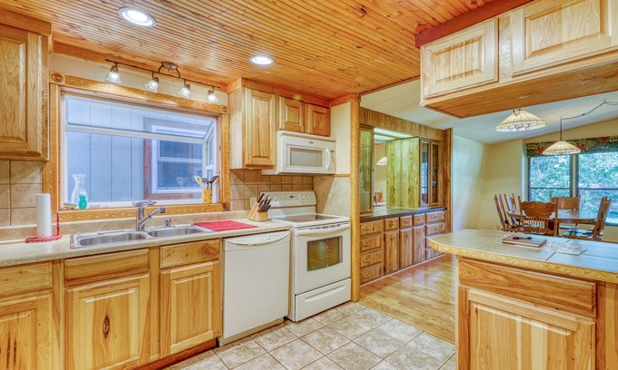 Covington House | Family-friendly Home with Private Hot Tub, Free WiFi, Firepit, and Creek