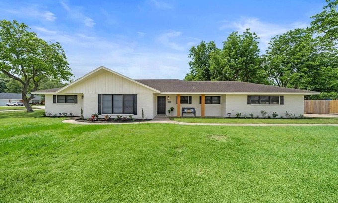 Deer Park House | Family-Friendly Home with Private Pool
