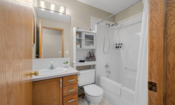 Airdrie House | Family friendly home with balcony and yard!
