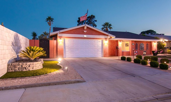 Winchester House | Family friendly HOT TUBE with Licensed