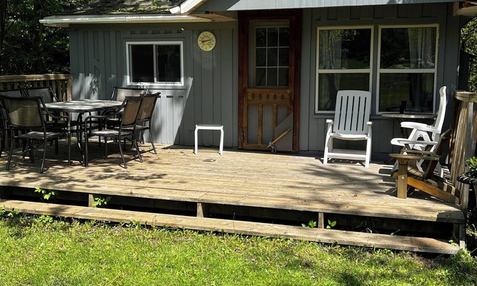 Clearview Cabin | Family Friendly Houskeeping Cabin with additional Bunkie.