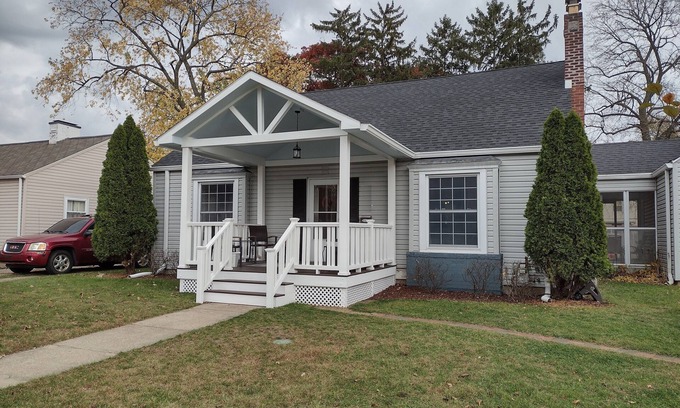 South Bend House | Family Friendly House, near Notre Dame. Sleeps 10