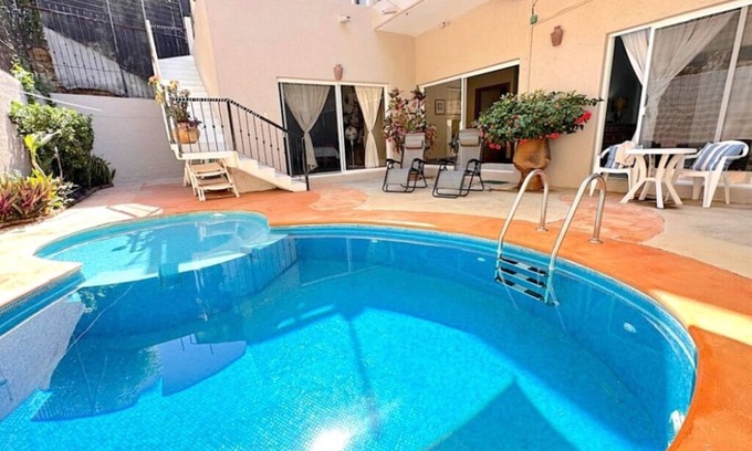 Crucecita House | Family-friendly house with pool & close to the beach
