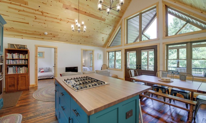Koleen Cabin | Family-Friendly Indiana Cabin w/Hot Tub & Decks