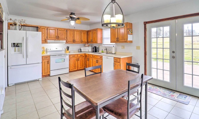 Jonesborough House | Family-Friendly Jonesborough Retreat w/ Yard!