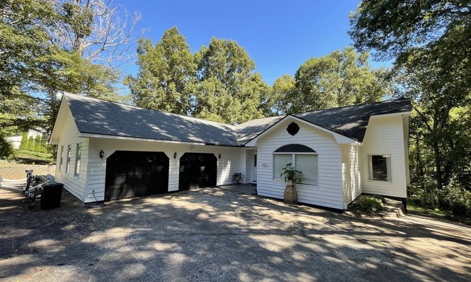 Inman House | Family-Friendly Lake Retreat – Near Tryon Equestrian & Asheville, Greenville, CU