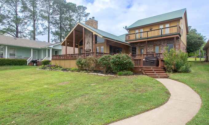 Enchanted Oaks House | Family-Friendly Lakefront Retreat on Cedar Creek Lake W/Hot Tub