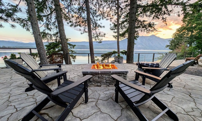 Cle Elum Cabin | Family-friendly lakefront cabin with fire pit and deck