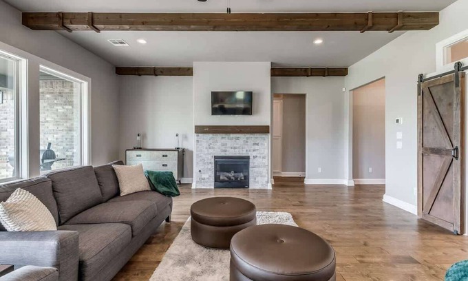 Edmond House | Family-Friendly Luxury- 5BR Home near Woodlands
