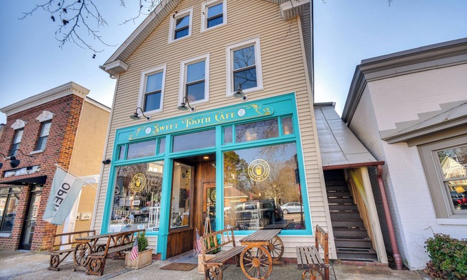 Zanoni Apartment | Family-Friendly Main St Gloucester Apt w/Balcony!