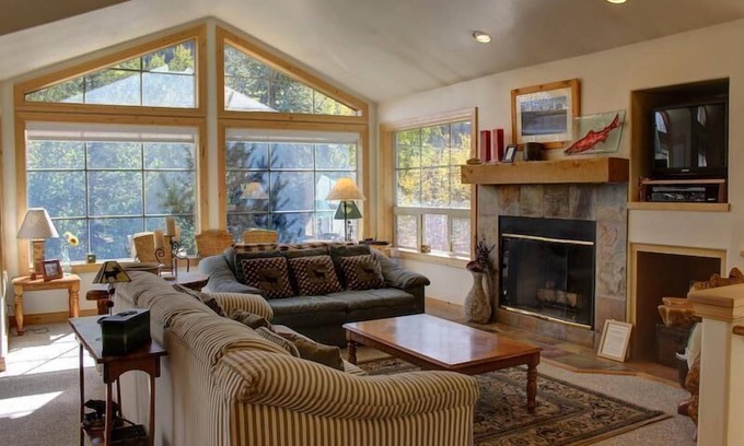 Warm Springs House | Family-Friendly Mountain Retreat with Stunning Baldy Views – 4BR/3BA