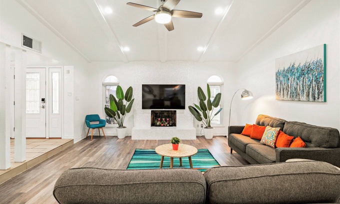 Plano House | Family Friendly, Nice Backyard, King Bed, Grill, Foosball, Games, Cornhole
