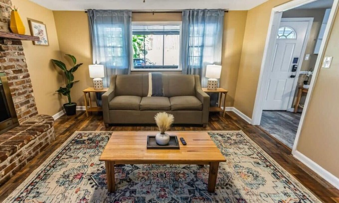 Savannah House | Family Friendly & Ping Pong- Relax & Play Retreat