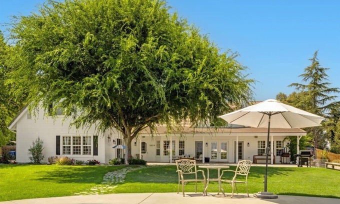 Los Alamos House | Family friendly pool, walk to restaurants!
