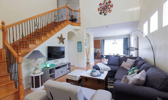 Fruitville House | Family friendly Private Home on a small lake