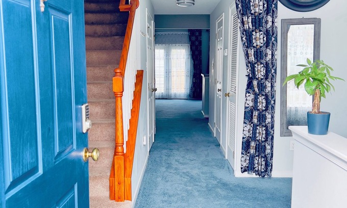 Laurel House | Family-friendly, Quiet, and Gated 3-bedroom Townhouse in Central Richmond
