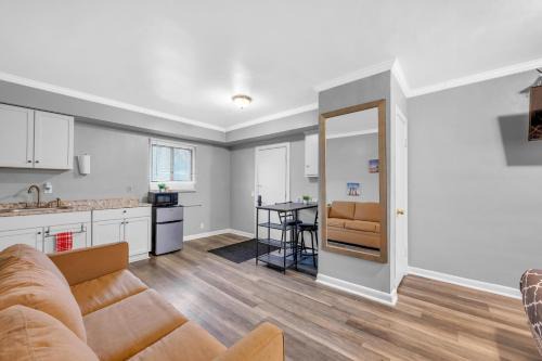 Riverview Apartment | Family-Friendly Room for 4 – High-Speed Wi-Fi