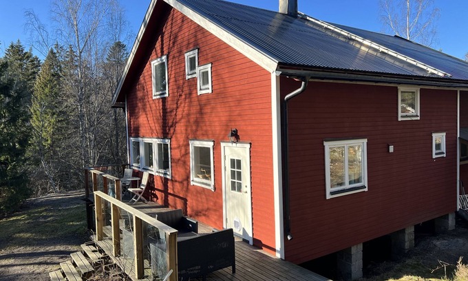 Ingaro House | Family friendly house nestled in greenary with lake and sea as neighbor