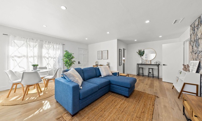 North Long Beach House | Family friendly SoCal Vacation Home- 10 min to airport! 20min to theme parks!