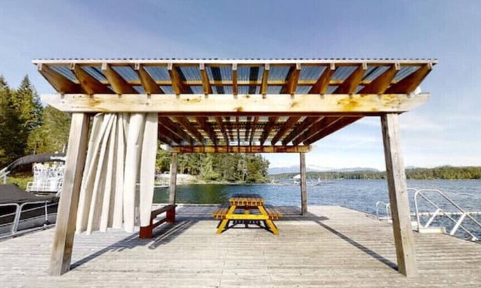 Port Alberni House | Family friendly Sproat Lake Waterfront & boat slip