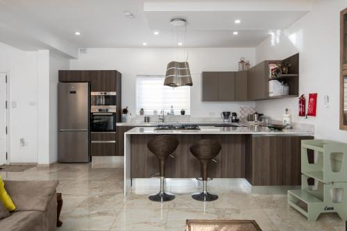 Gudja Apartment | Family-Friendly Spacious Townhouse with Garden - Close to Airport