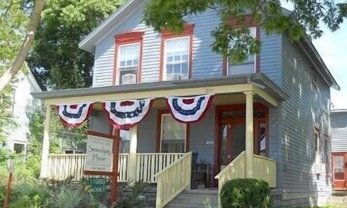 Frankfort House | Family Friendly Suite a block from Lake Michigan
