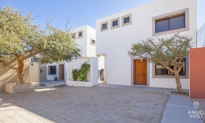 La Paz House | Family-friendly Townhome, Patio, Beach 4 Blocks!