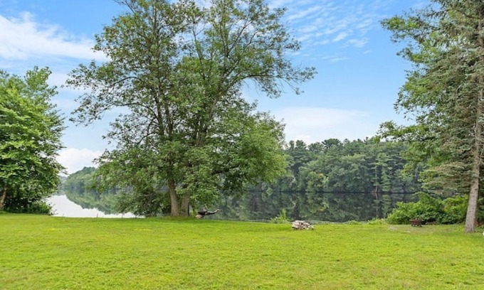 Methuen House | Family-Friendly Townhouse on the Merrimack River